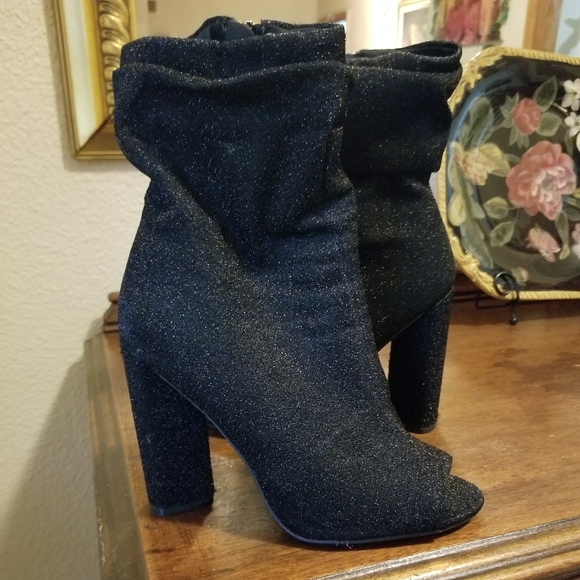 Chic open toed boots - Picture 1 of 6